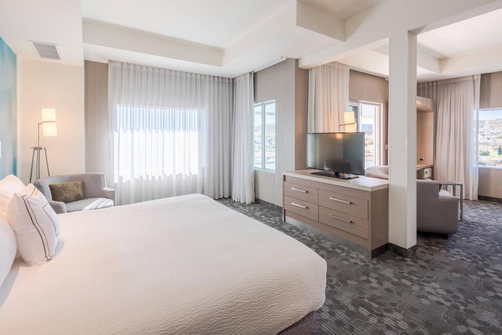 Courtyard By Marriott Chihuahua Hotel Buitenkant foto