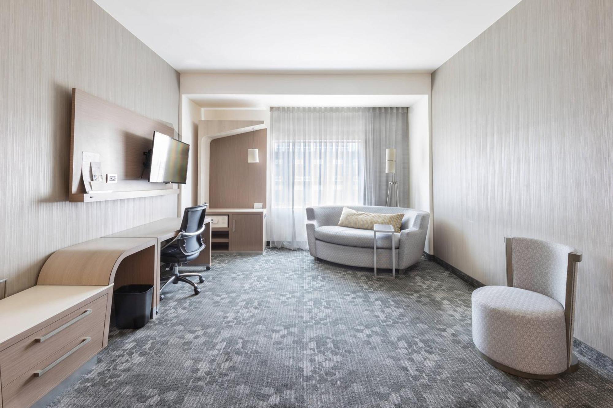 Courtyard By Marriott Chihuahua Hotel Buitenkant foto